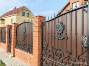 Кирпичный забор с ковкой  150 метров фото в Лукоянове