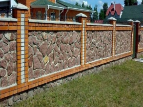 Кирпичный забор с камнем 12 метров фото в Лукоянове