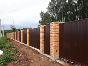 Кирпичный забор на ленточном фундаменте 12 метров фото в Лукоянове