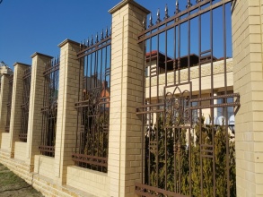 Кирпичный забор с ковкой  10 метров фото в Лукоянове